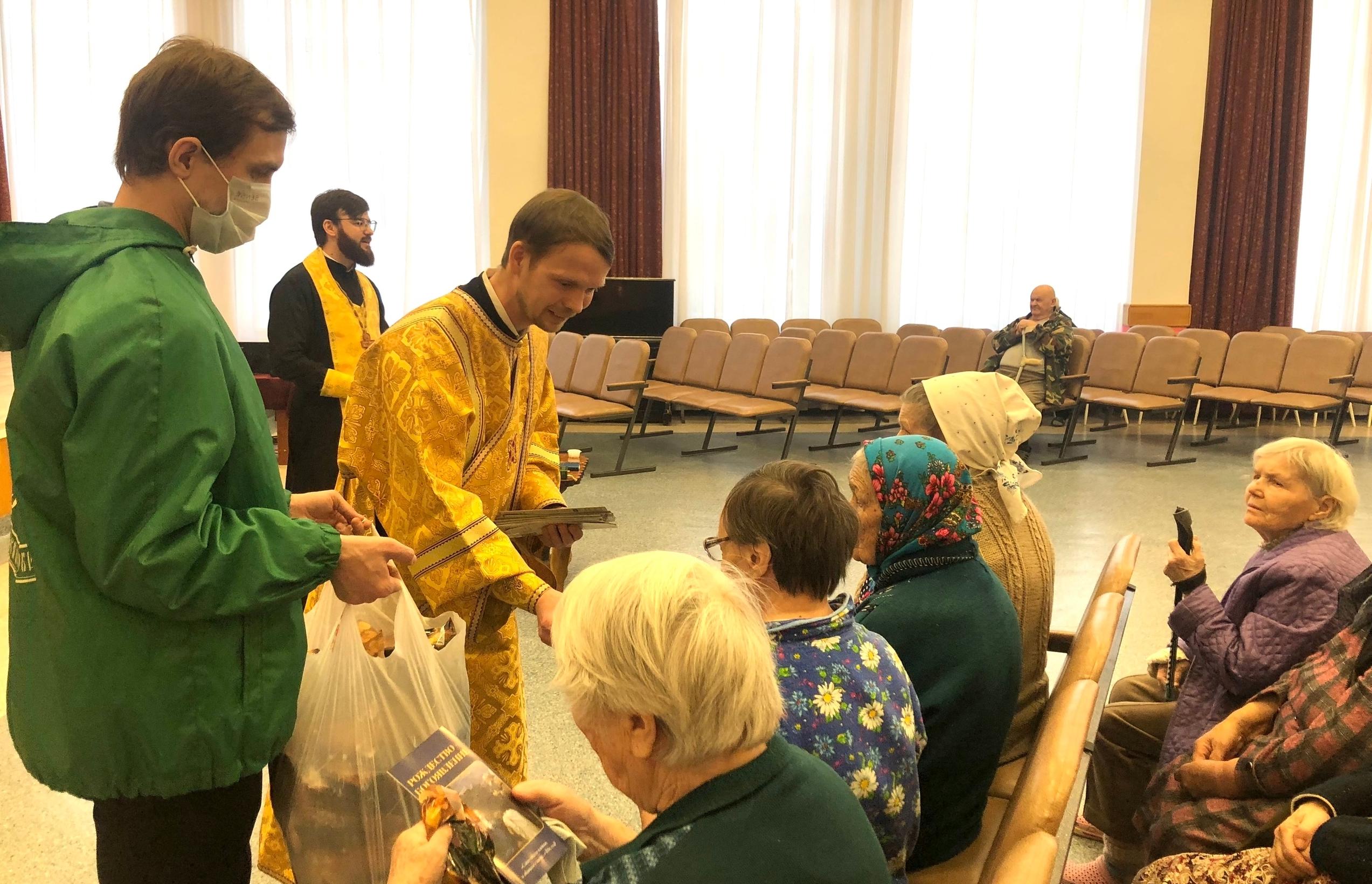 Православные добровольцы навестили постояльцев дома-интерната «Сосновая роща»
