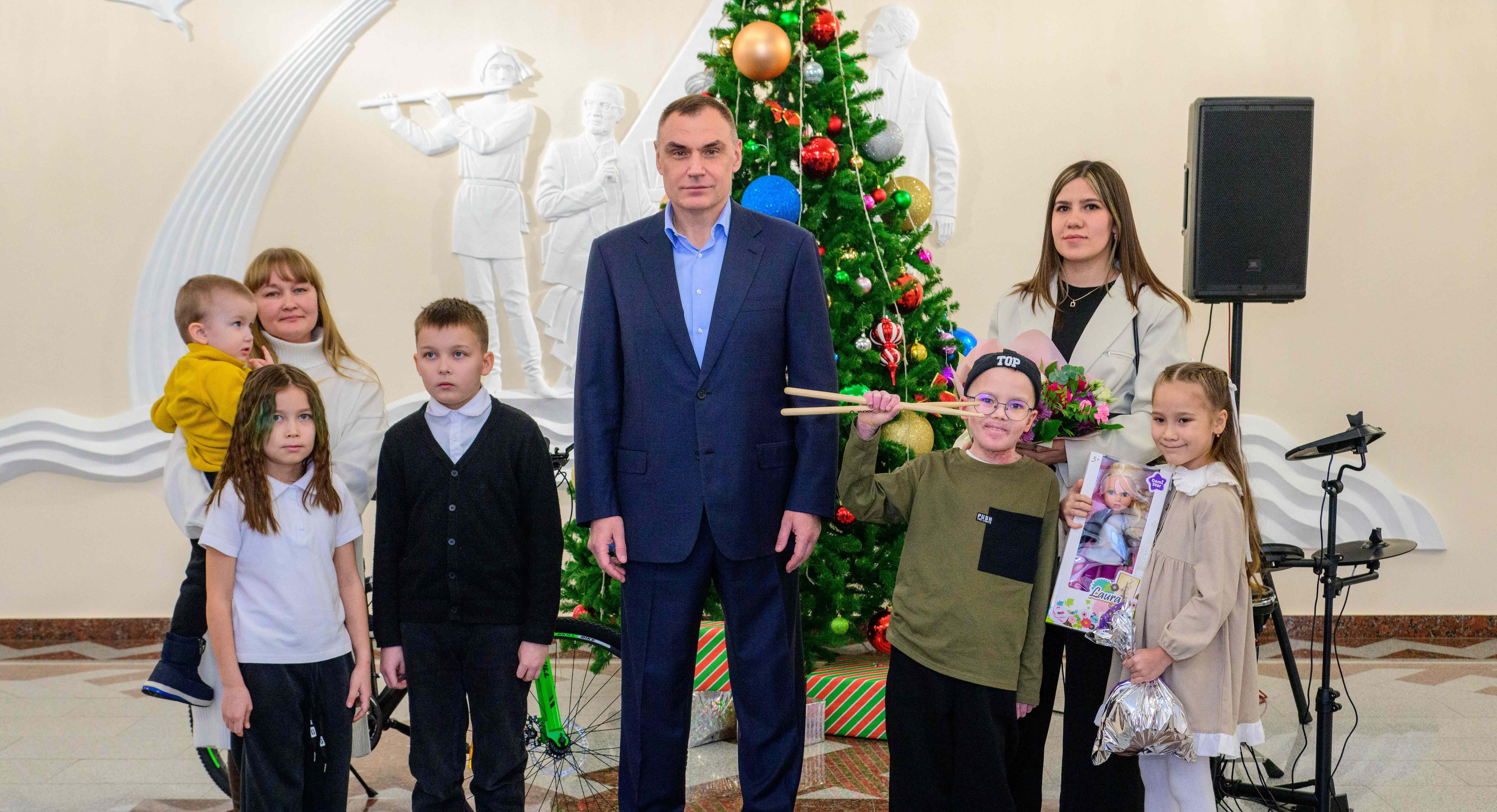 Юрий Зайцев снял шары желаний мариэльских ребят с Кремлёвской ёлки