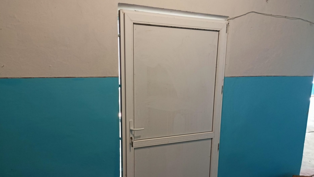 Рабочие Марий Эл заменили двери в здании администрации подшефного региона