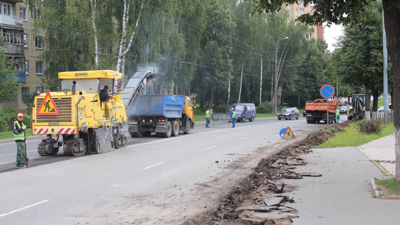 В Йошкар-Оле на ул. К. Маркса ведётся фрезерование старого покрытия и демонтаж бордюров