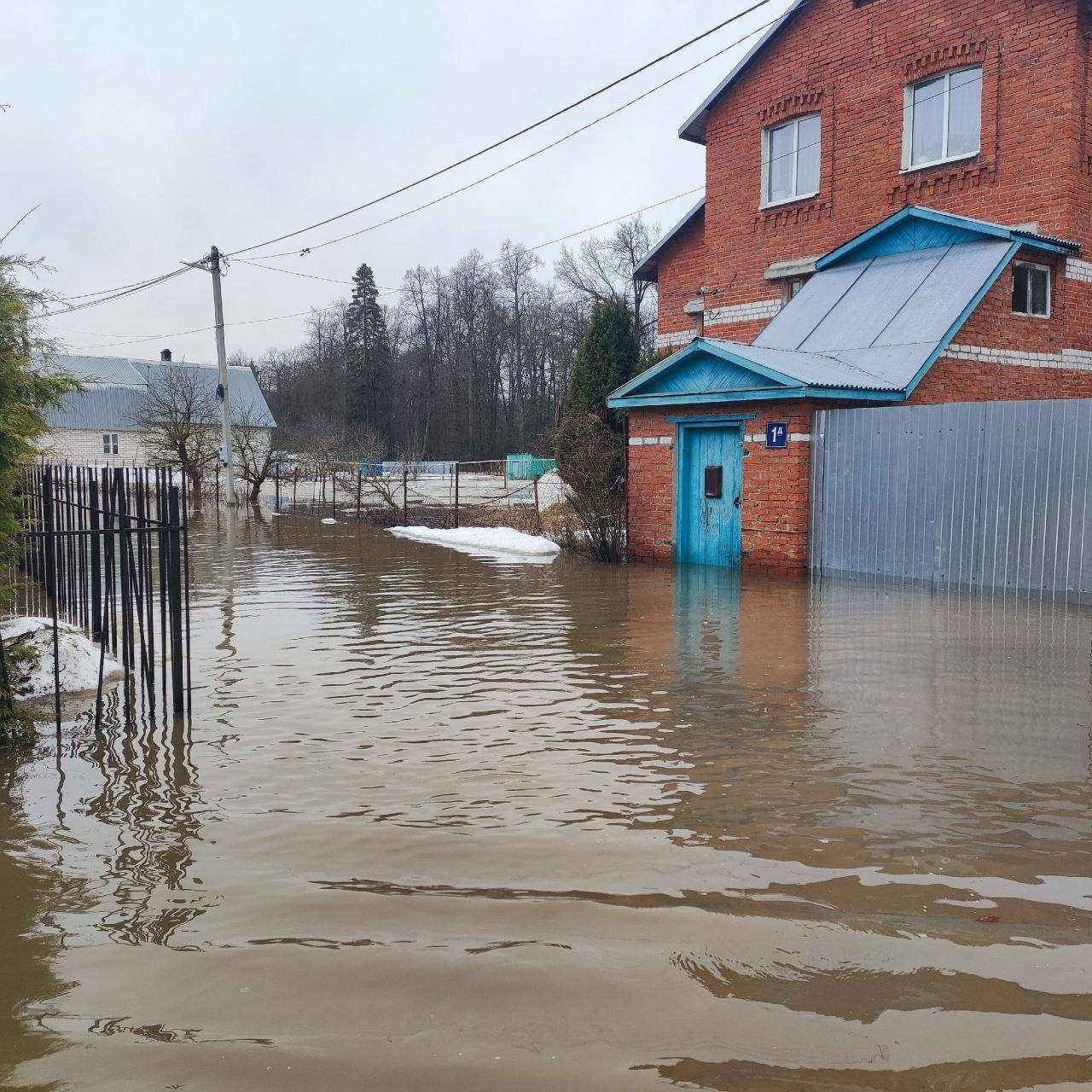 В Марий Эл вода продолжает подступать к жилым домам    