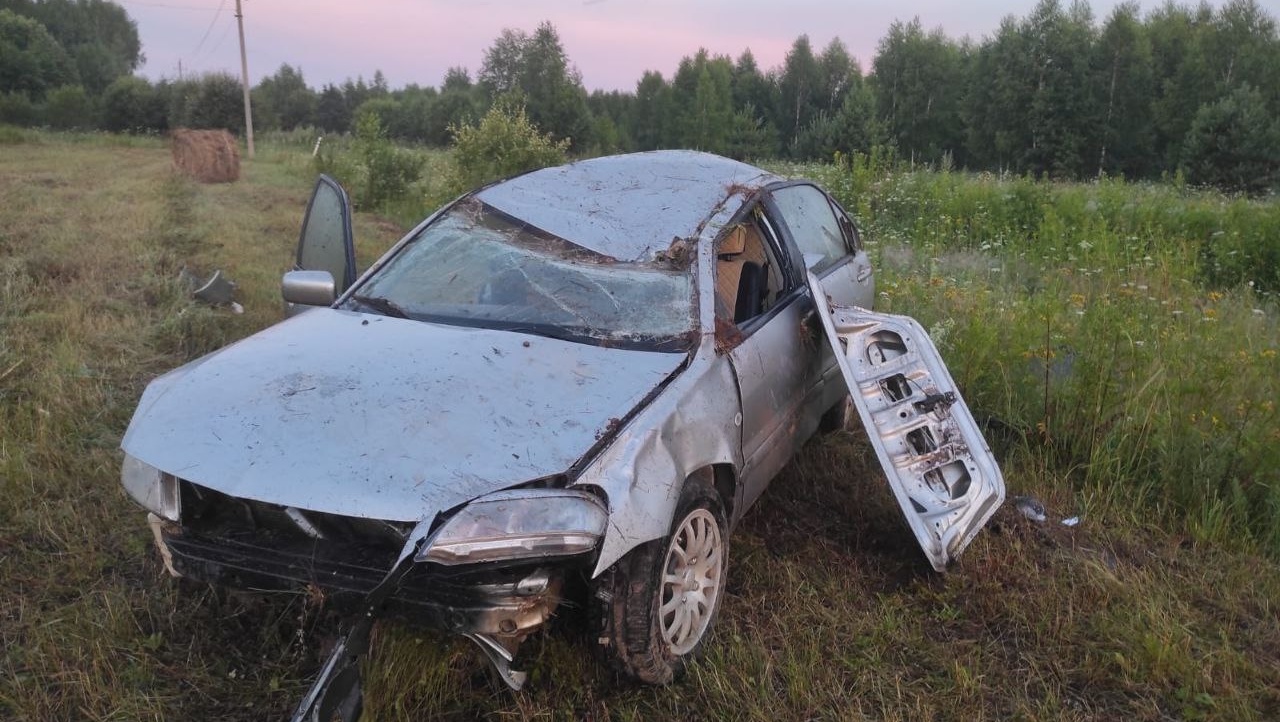 В  Медведевском районе иномарка перевернулась в кювет