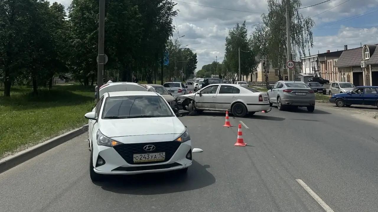 В Йошкар-Оле столкнулись три иномарки