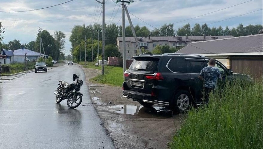 В Волжском районе мопед врезался в Lexus