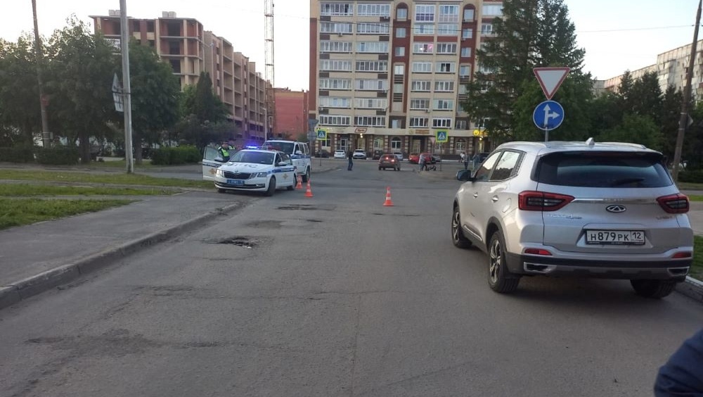 В Йошкар-Оле электросамокатчик сбил женщину и врезался в автомобиль