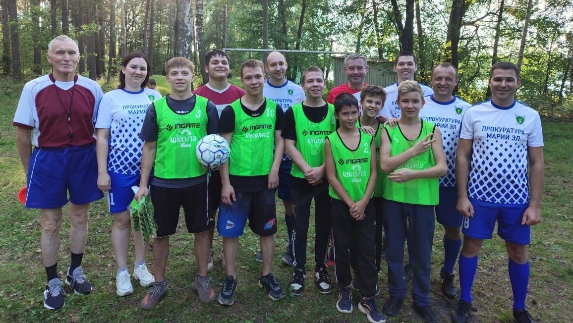 Сотрудники Волжской межрайонной прокуратуры встретились на поле с подшефными