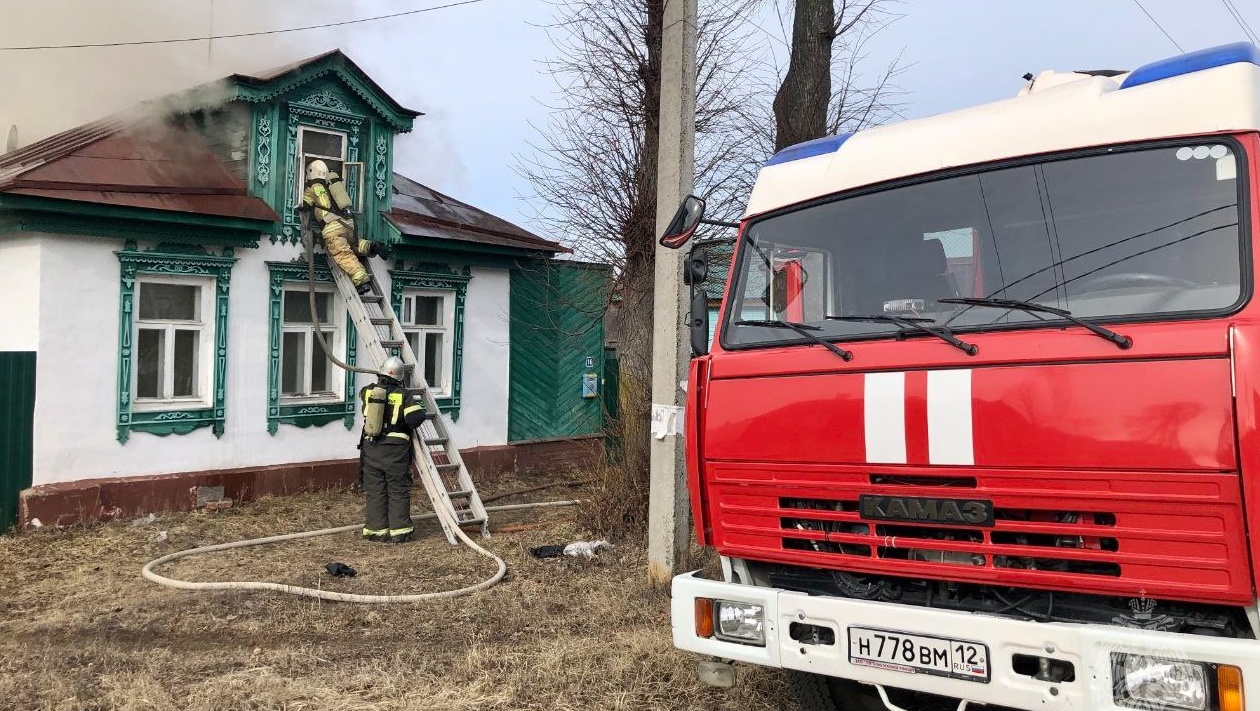 В Козьмодемьянске пожарные не дали огню уничтожить дом