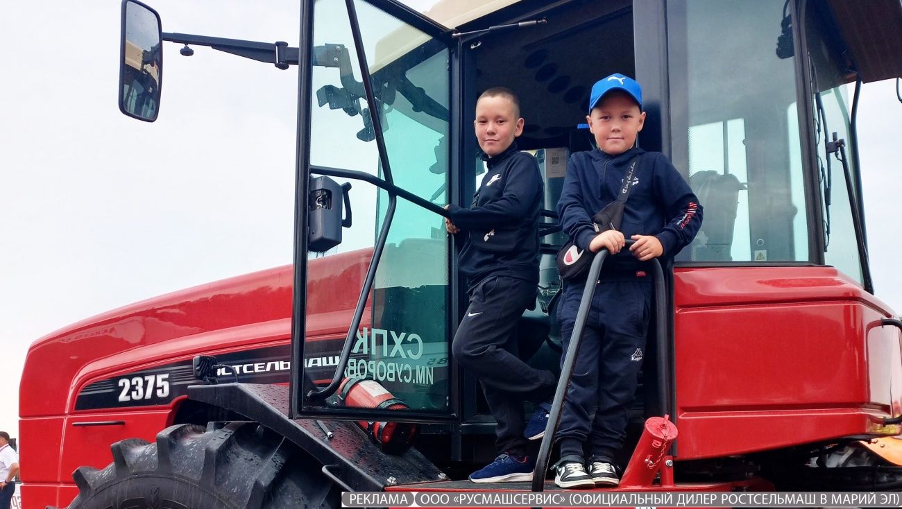 Трактор Ростсельмаш принял участие в Параде техники на Дне поля Марий Эл