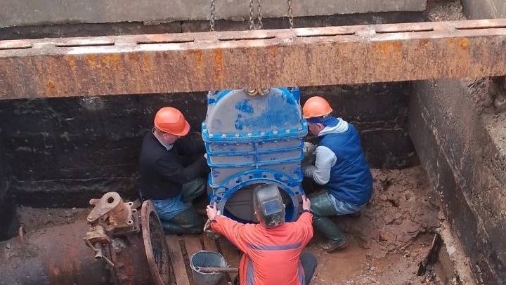 В Йошкар-Оле на улице Подольских Курсантов поменяли водопроводную трубу