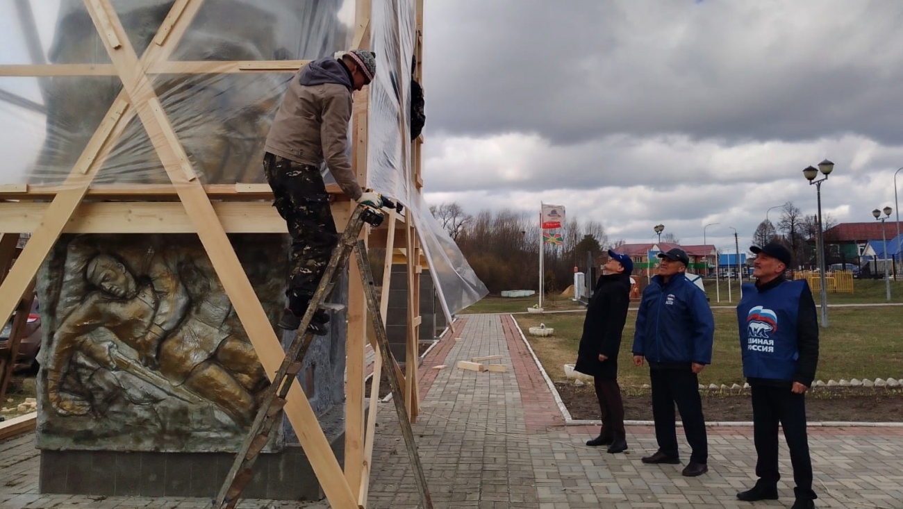 В посёлке Морки благоустраивают парк Победы