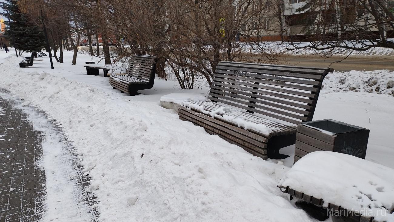 В Йошкар-Оле на бульваре Чавайна не чистят снег около скамеек и лавочек