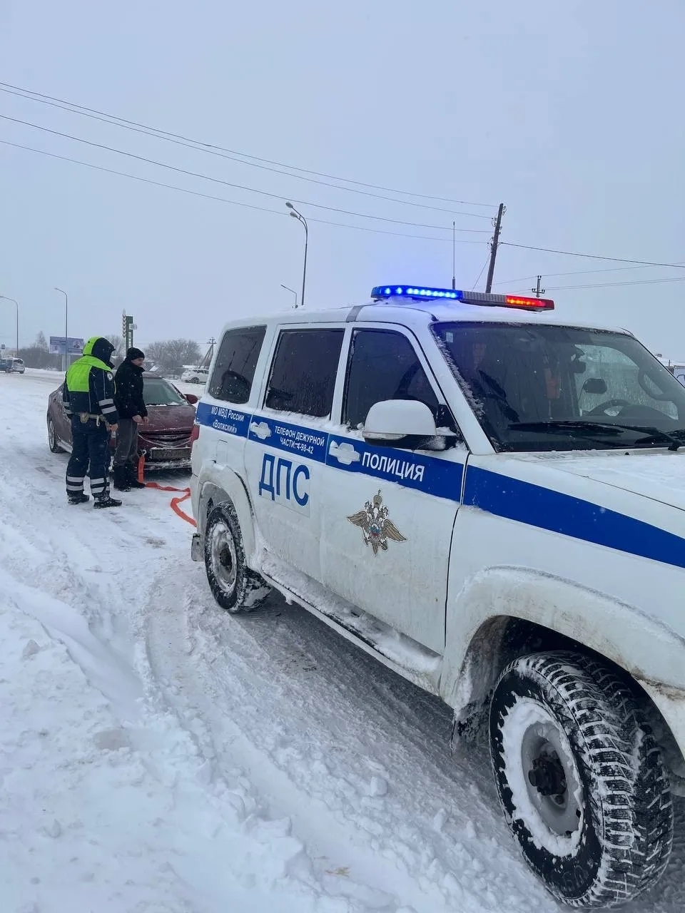 В Марий Эл сотрудники ДПС помогают водителям сломавшихся автомобилей