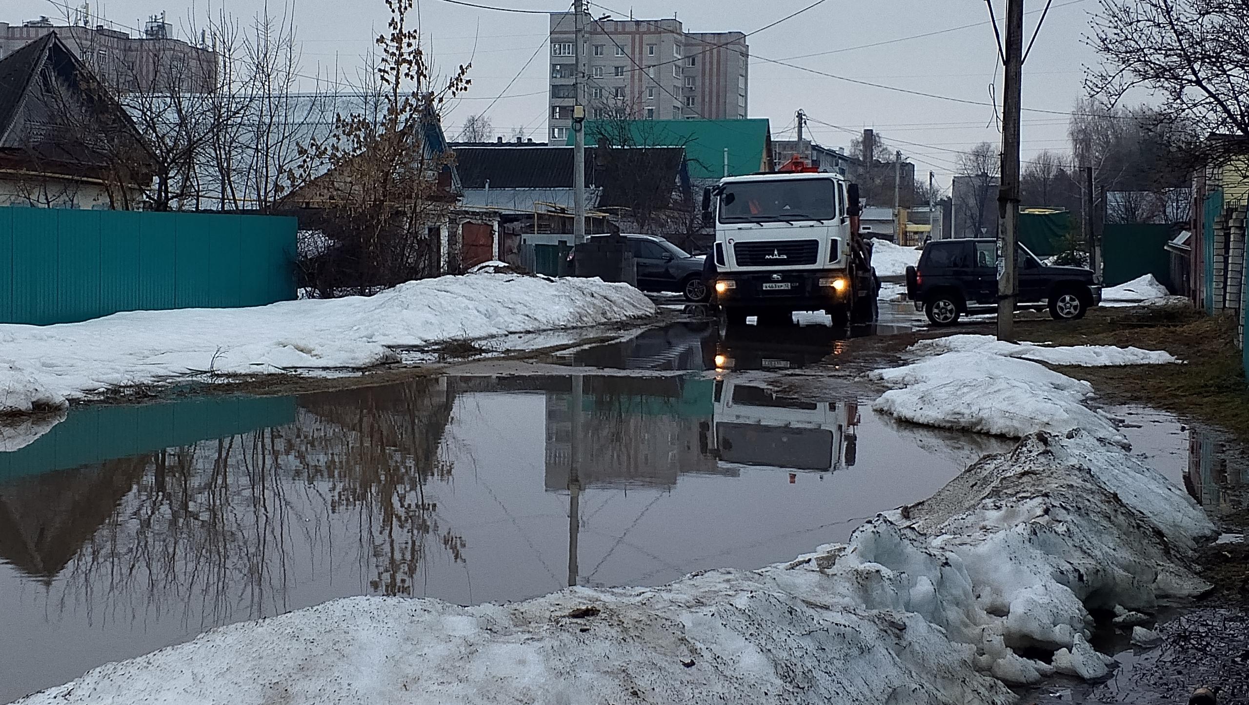 В Волжске в усиленном режиме откачивают воду с затопленных дворов