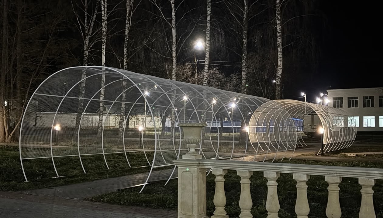 В посёлке Советский установили тоннель «Звёздное небо» и светящиеся качели