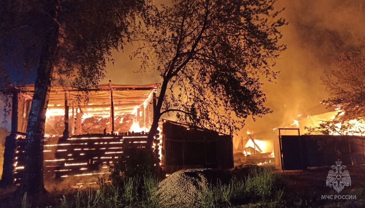 В Советском районе сильный пожар спалил дом и надворные постройки