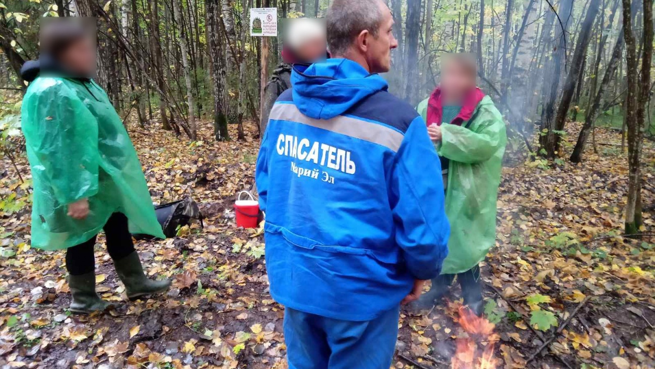 Спасатели Марий Эл вывели из леса четырёх заблудившихся тихих охотников