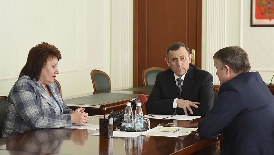 Александр Евстифеев проконтролировал подготовку к ЕГЭ и работу по патриотическому воспитанию молодёжи