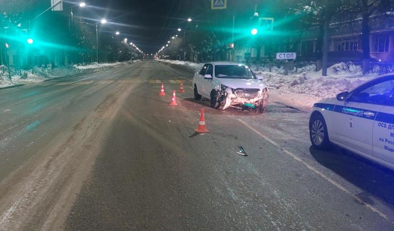 В Йошкар-Оле ночью юная автоледи на иномарке снесла бордюрный камень