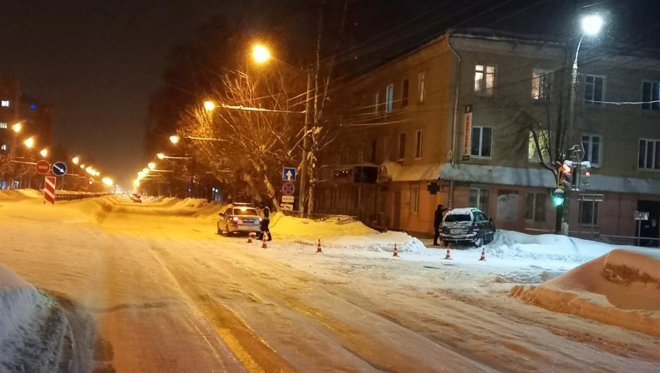 В Йошкар-Оле иномарка сбила женщину на тротуаре