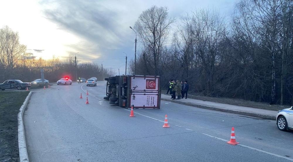 В Йошкар-Оле пьяный водитель на грузовике врезался в «Волгу»
