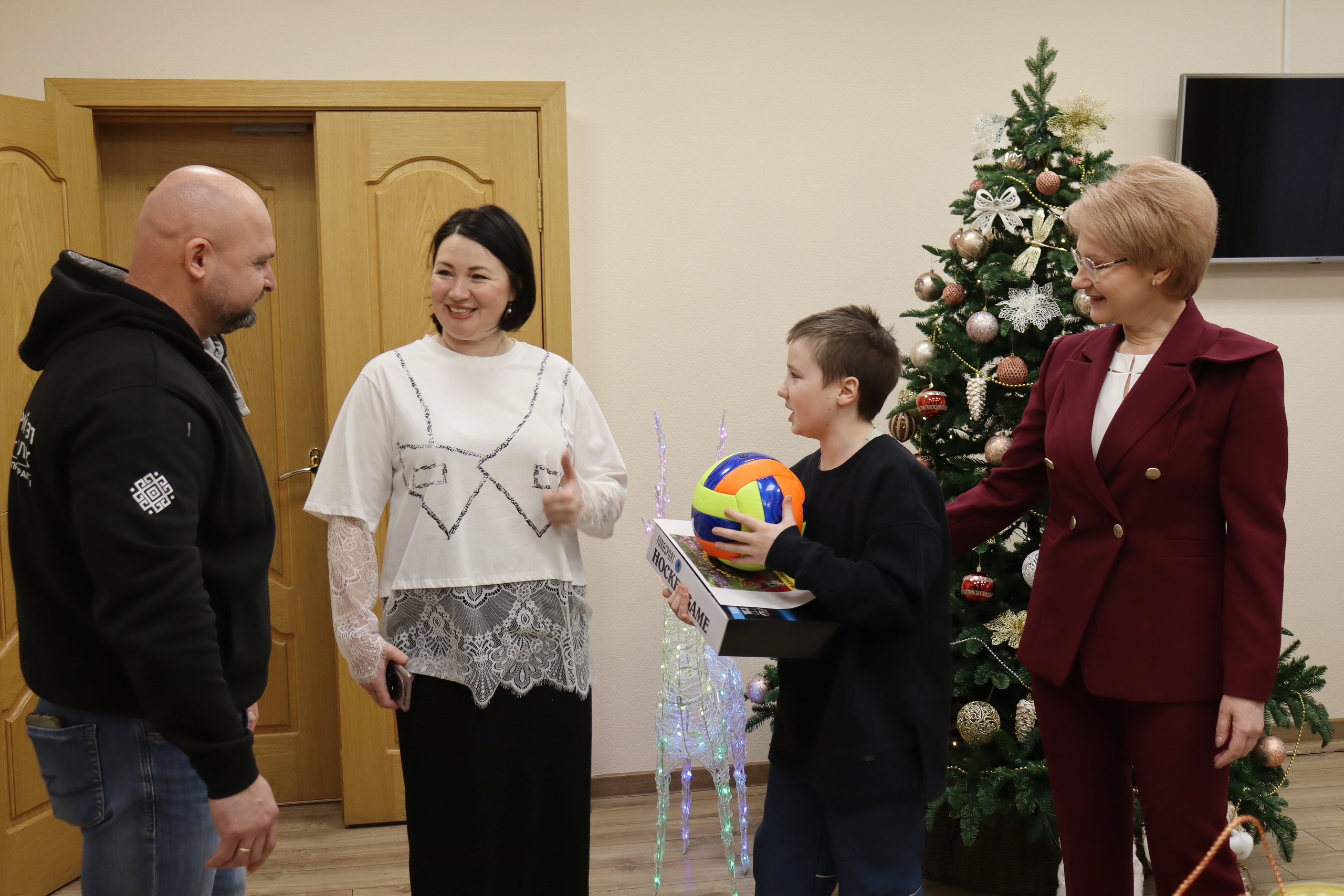 Ветеран СВО с Ларисой Ревуцкой порадовали детей новогодними подарками