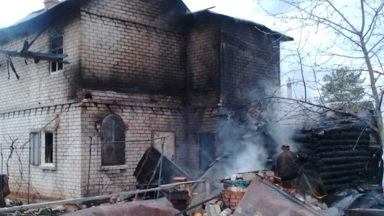 В Марий Эл 4 человека спаслись из горящего дома