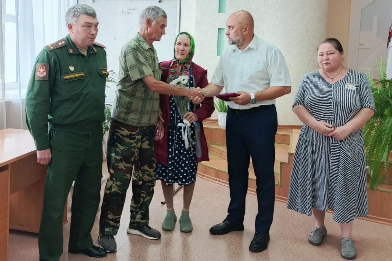 Родным погибших воинов вручили госнаграды в Советском
