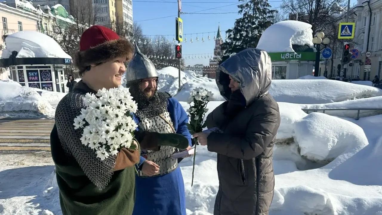 На улицы Йошкар-Олы вышли рыцари с охапками цветов