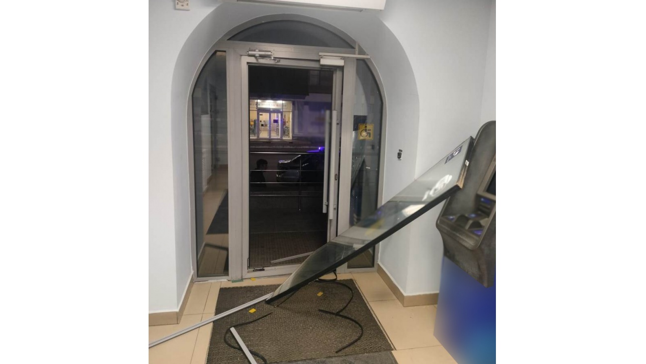 В одном из банков Йошкар-Олы рано утром разбили двери и окно