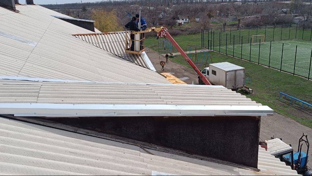 Марийские специалисты перекрыли школьную крышу в подшефном районе