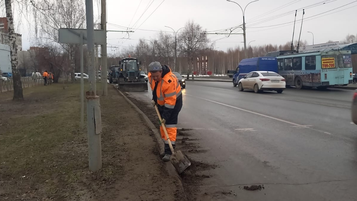 Йошкар-Олу продолжают расчищать от грязи