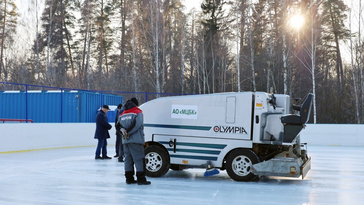 Лыжной базе Волжска подарили заливочную машину для укладки льда