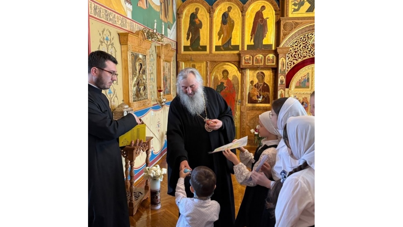 В Йошкар-Оле певчие Татианинского храма и детского хора поздравили митрополита с Пасхой