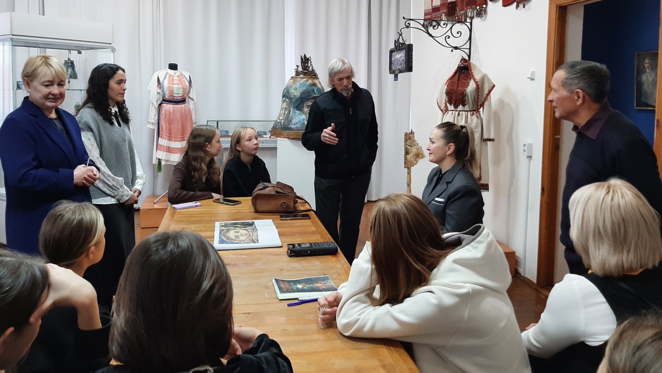 Школьники из Медведевского района встретились с известным художником