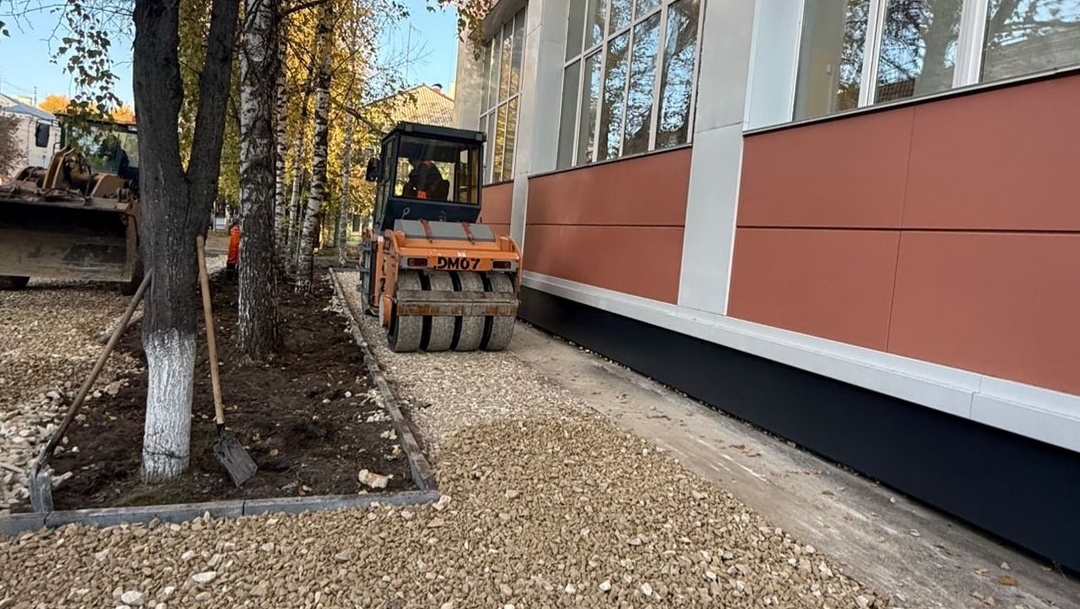 На улицах и во дворах Йошкар-Олы продолжают латать дороги