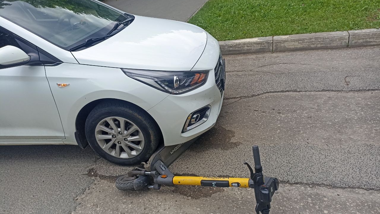 В Йошкар-Оле водитель иномарки сбила электросамокатчика