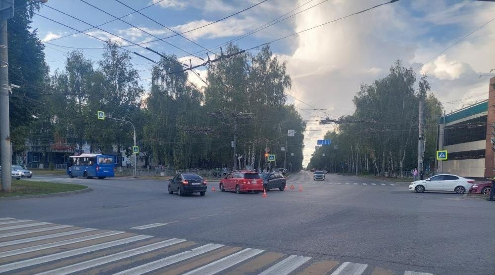 В Йошкар-Оле на оживлённом перекрёстке столкнулись Toyota и «Лада Калина»