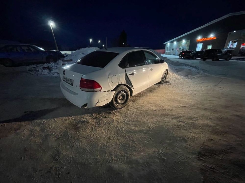 На перекрёстке в посёлке Морки не смогли разъехаться Volkswagen и Daewoo Nexia
