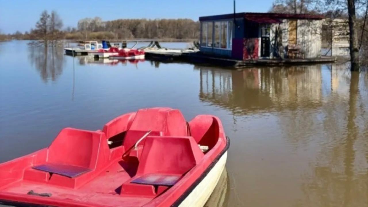 В Пасху в Йошкар-Оле с зоны подтопления утащили катамаран кофейни