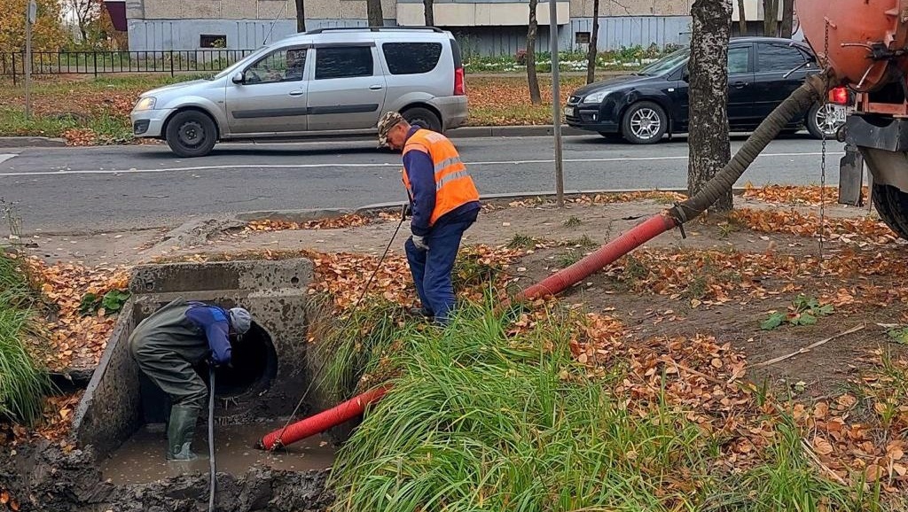 На улицах Дружбы и Транспортной в Йошкар-Оле чистят ливнёвки