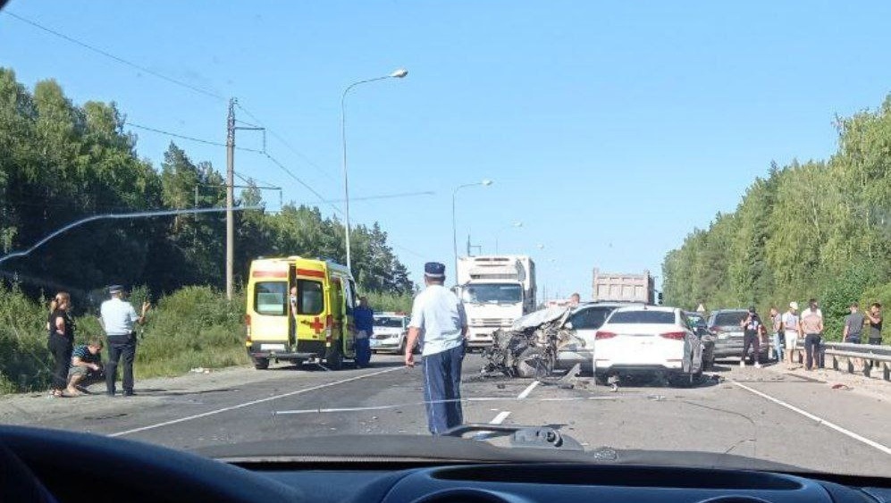 В Медведевском районе столкнулись четыре легковушки и грузовик
