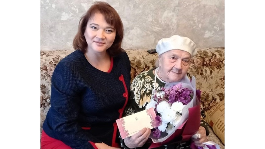 Юрий Зайцев передал поздравительную открытку ветерану ВОВ Клавдии Ивановне Филипповой