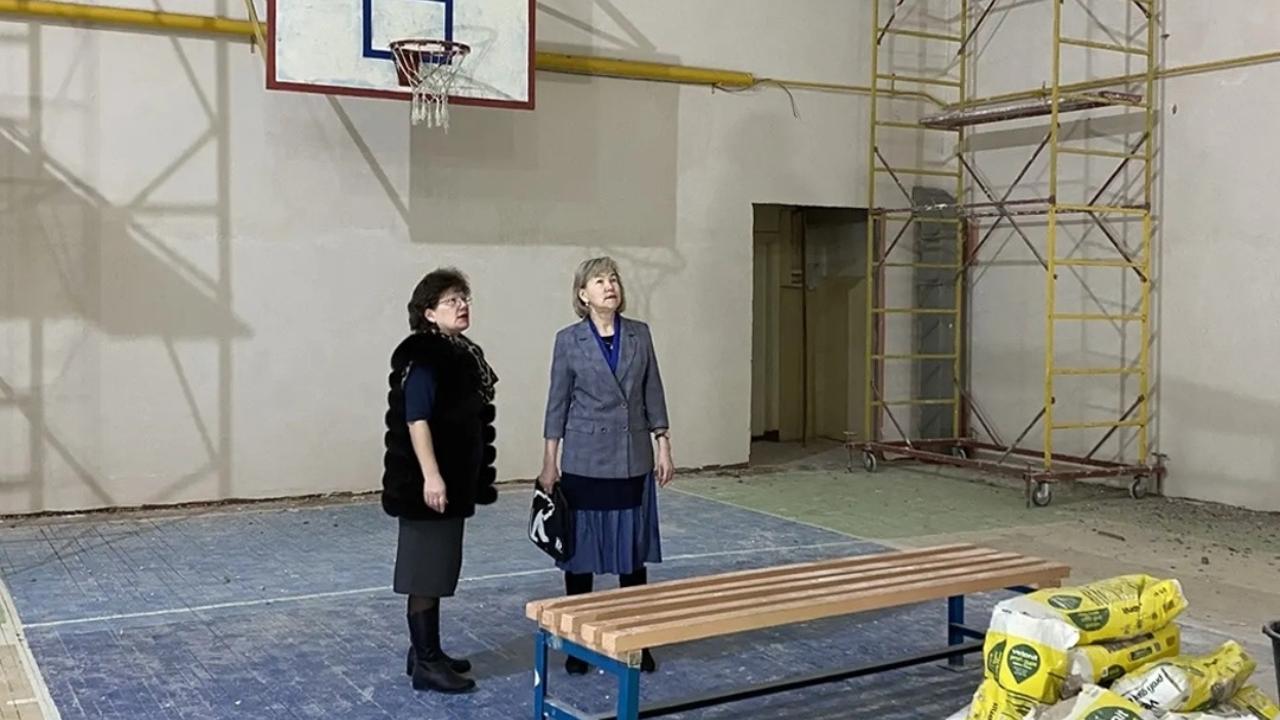 Партийный десант проверил ремонт школы в посёлке Сернур