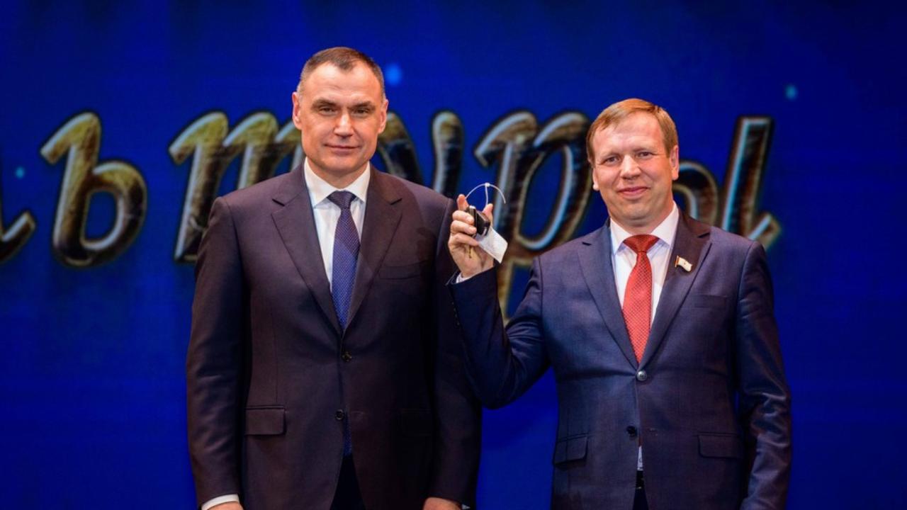 Марийскому книжному издательству вручили новый автомобиль