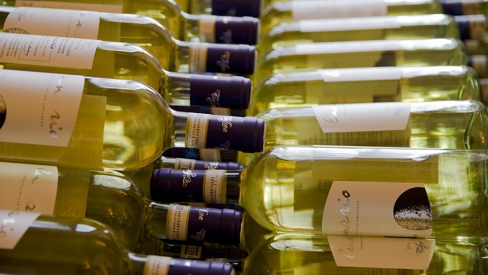 Специалисты Роскачества дали несколько советов по выбору белого вина
