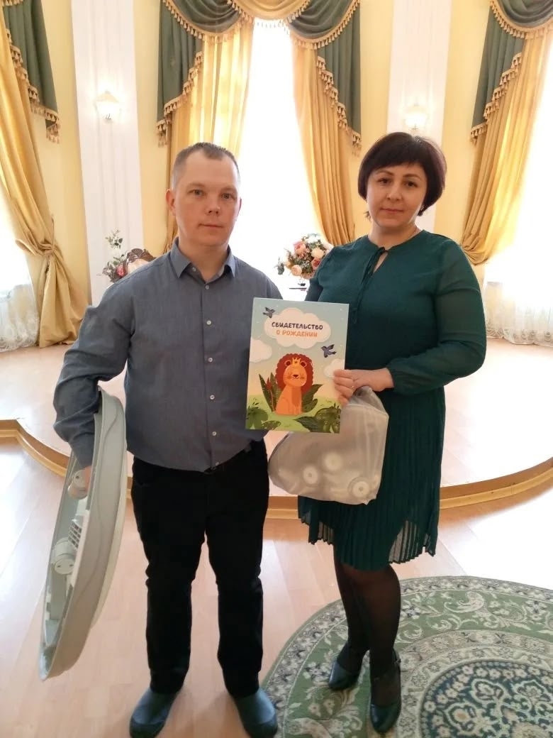 В Медведевском ЗАГСе зарегистрировали 200-го ребёнка 