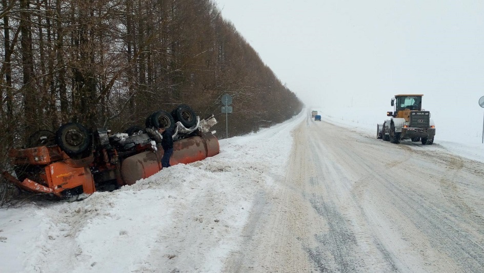 В Советском районе бензовоз перевернулся в кювет