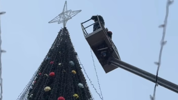 Главную площадь Йошкар-Олы украшают огнями и гирляндами