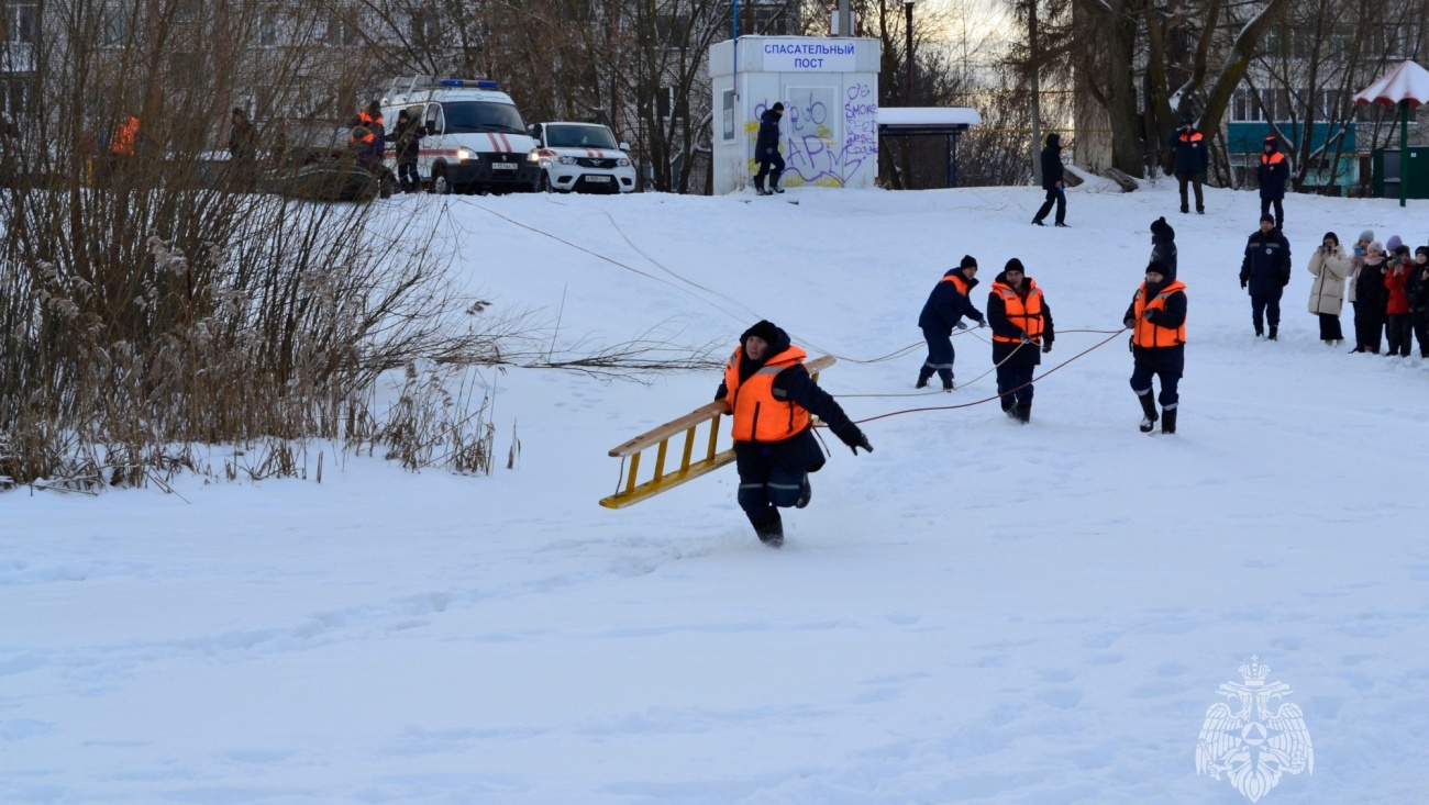На Малой Кокшаге спасали «провалившихся» под лёд