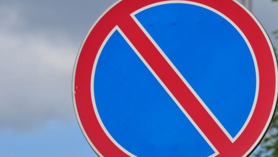 На улице Петрова у дома № 31 запретили парковаться